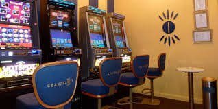 Antarmuka aplikasi musang77 di layar Android menampilkan menu sportsbook dan live dealer